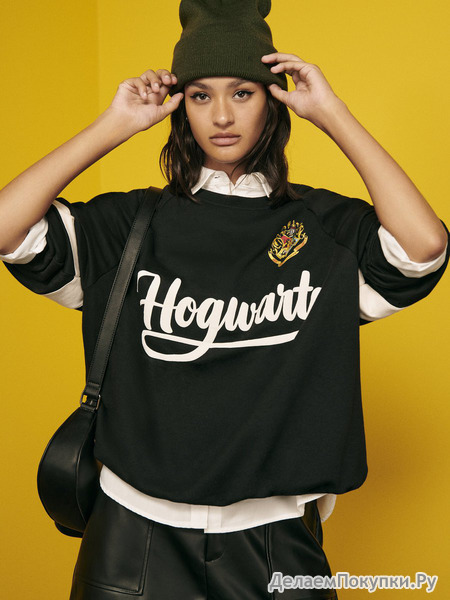 SUDADERA ESTAMPADA DE HOGWARTS DE HARRY POTTER  & WARNER BROS